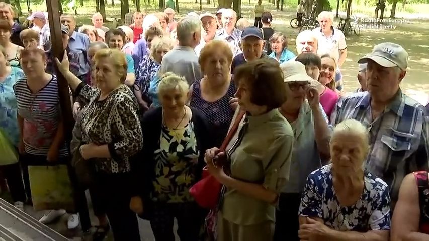 Během vyplácení na nás stříleli. Ukrajinští senioři popisují čekání na důchod